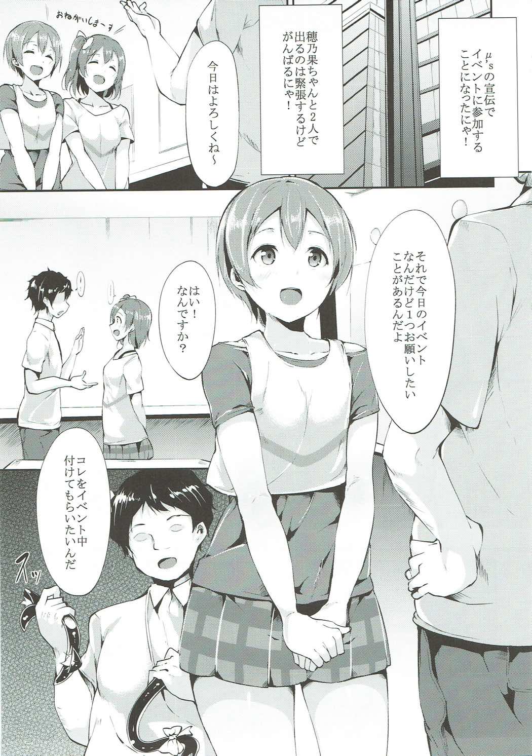 純粋な 彼女の 様子と、官能的な ポーズが 生み出す 対比は、見る者の 心を 離さない